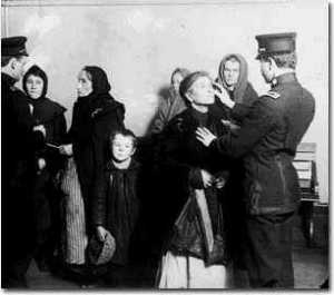 immigrants at ellis island